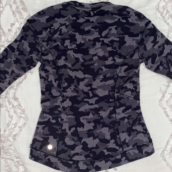 Lululemon Black Camo Long Sleeve Women’s Size 4 - Picture 2 of 6